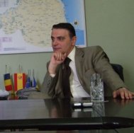 Ministrul Silaghi, intampinat de femeile de serviciu