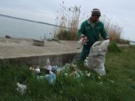 Petrecaretii au lasat munti de gunoaie