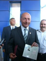 Basescu si-a reinnoit brevetul