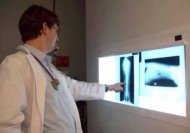 Asistentul Ionel Dusa, de la Radiologie, isi bate joc de pacienti