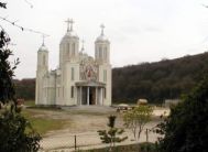 Crestinii in pelerinaj spre Pestera Sfantului Andrei