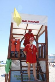 Domnisoara ii pune la respect pe turistii care se avanta in largul marii