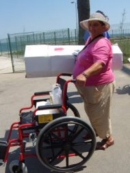 Scaune mobile aduse de Clubul Rotary pentru persoanele cu handicap din toata tara