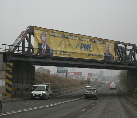 Ovidiu_pod_cale_ferata_banner_electoral_PNL_02.jpg