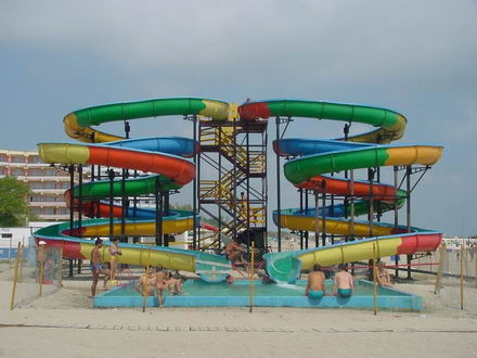 Mamaia_plaja_topogan_cu_apa.jpg
