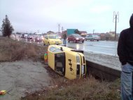 Un taximetrist s-a rasturnat cu masina in sant
