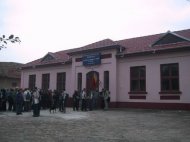 Directorul unei scoli a plesnit o eleva cu nuiaua