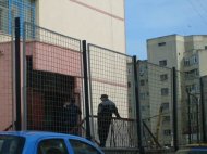 Agentul de paza de la Scoala 12, acuzat ca ar fi bruscat mama unui elev