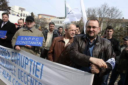 sindicatele cer cu o mana si dau cu doua galerie foto 251846