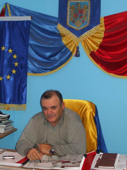 Amzacea_primar_Constantin_Radu_03.jpg Amzacea_primar_Constantin_Radu_03.jpg