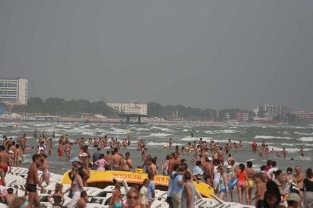 mamaia_plaja_turisti_mare_agitata_valuri_09.jpg