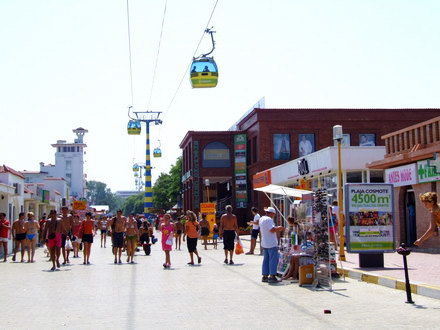 mamaia_turisti_cazino.jpg