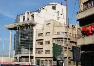 Un doctor isi poate ingropa greselile, insa un arhitect nu poate decat ...