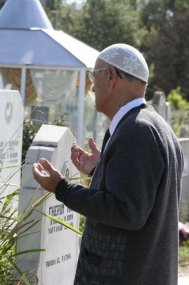 Musulmanii si-au comemorat mortii in prima zi de Ramazan