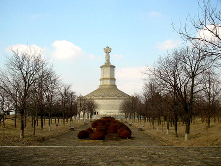 adamclisi_monument_tropaeum_traiani_01.jpg adamclisi_monument_tropaeum_traiani_01.jpg