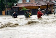 Inundatii in vestul tarii. 150 de oameni din Alba, izolati