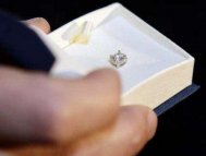 Cercelul lui Maradona s-a vandut cu 25.000 de euro