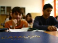 Zapada a tinut elevii departe de scoli