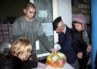 A inceput distribuirea pachetelor pentru pensionarii saraci