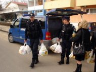 Gruparea de Jandarmi Mobila „TOMIS” Constanta si Societatea Nationala de Cruce Rosie Romania ajuta nevoiasii - Marti, 23 Februarie 2010