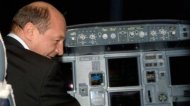 Traian Basescu s-a intors la Bucuresti la bordul unui avion, zburand sub norul de cenusa