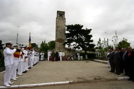 prefectul palaz si consulul rusiei au depus coroane la monumentul ostasilor sovietici galerie foto 96904