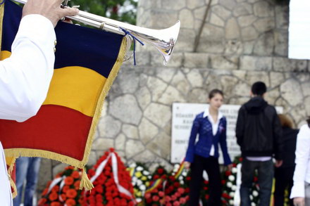prefectul palaz si consulul rusiei au depus coroane la monumentul ostasilor sovietici galerie foto 96904
