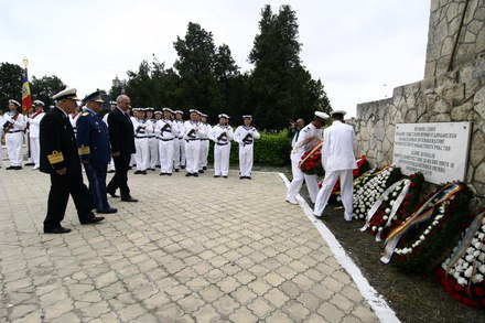 prefectul palaz si consulul rusiei au depus coroane la monumentul ostasilor sovietici galerie foto 96904