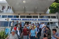 Sedinta esuata la Mangalia Pensionarii au luat cu asalt cladirea primariei (galerie foto)