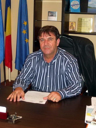 gheorghe_frigioi_primar_crucea_mijloc_sus.jpg