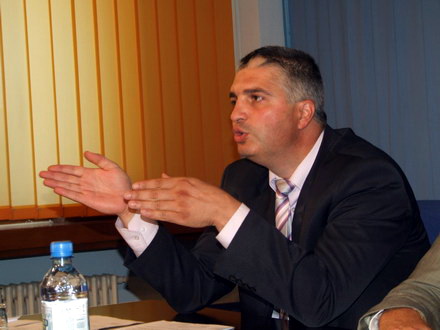 gropo_prefect_-_iulian_groposila_03.jpg gropo_prefect_-_iulian_groposila_03.jpg