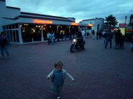 O bucuresteanca se plimba de zor cu motocicleta in fata Cazionului din Mamaia