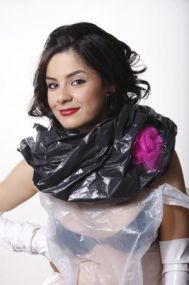 VJ Oana isi lanseaza o colectie de haine din plastic!