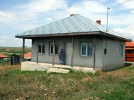 Batrana si fara sprijin Sta sub acoperisul subrezit de inundatiile din 2005 