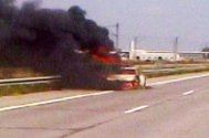 Un BMW a luat foc pe A2 (video)