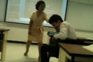 Vezi ce păţesc elevii chinezi care vorbesc la telefon în timpul orelor (video) 