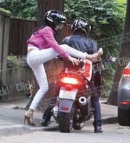 Click! Fosta vedetă Playboy încalecă motocicleta cu tocuri de 12 cm