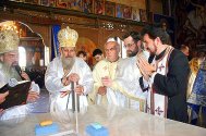 Biserica Sfânta Treime a fost sfinţită de ÎPS Iakovos (galerie foto)