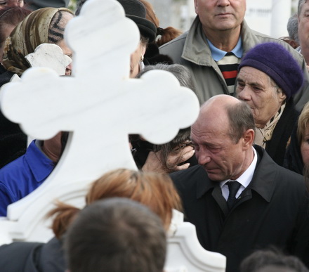 fotoreportaj lacrimile lui basescu pentru mama sa elena 98222 301478