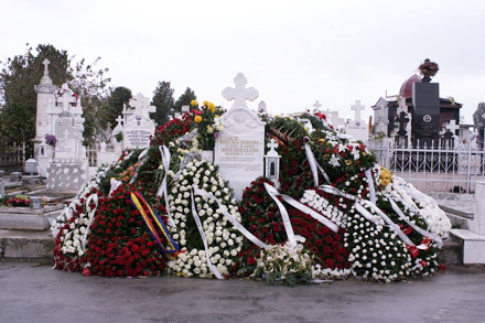 fotoreportaj mormantul mamei lui basescu un munte de flori 95348 301744 fotoreportaj mormantul mamei lui basescu un munte de flori 95348 301744