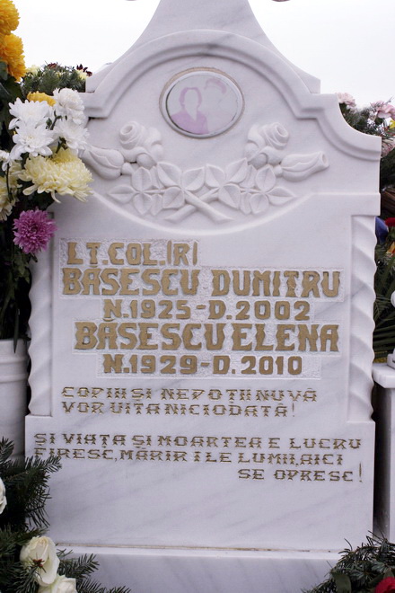 fotoreportaj mormantul mamei lui basescu un munte de flori 95348 301744 fotoreportaj mormantul mamei lui basescu un munte de flori 95348 301744