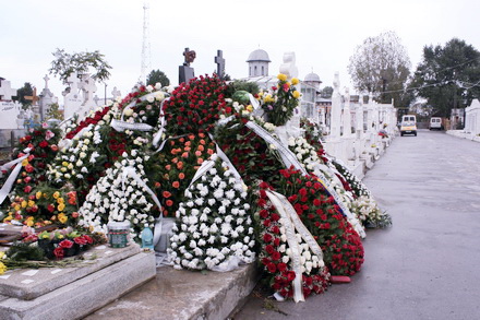 fotoreportaj mormantul mamei lui basescu un munte de flori 95348 301744 fotoreportaj mormantul mamei lui basescu un munte de flori 95348 301744
