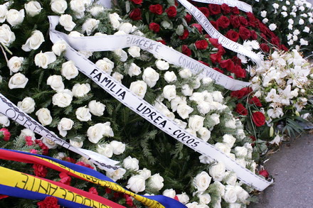 fotoreportaj mormantul mamei lui basescu un munte de flori 95348 301744 fotoreportaj mormantul mamei lui basescu un munte de flori 95348 301744