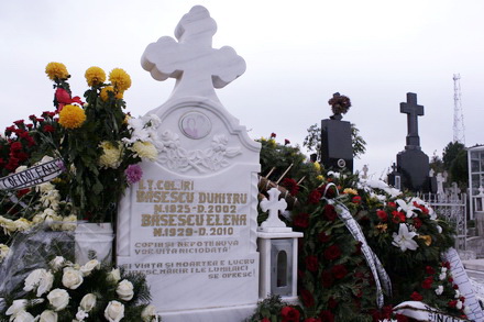 fotoreportaj mormantul mamei lui basescu un munte de flori 95348 301744 fotoreportaj mormantul mamei lui basescu un munte de flori 95348 301744