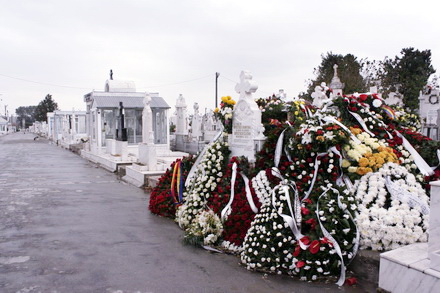 fotoreportaj mormantul mamei lui basescu un munte de flori 95348 301744 fotoreportaj mormantul mamei lui basescu un munte de flori 95348 301744