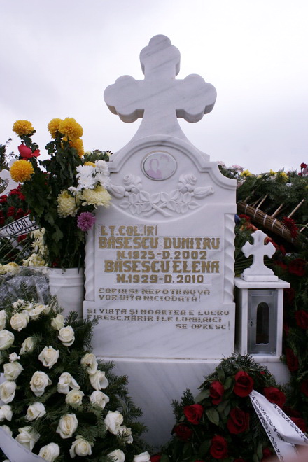 fotoreportaj mormantul mamei lui basescu un munte de flori 95348 301744 fotoreportaj mormantul mamei lui basescu un munte de flori 95348 301744