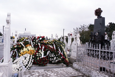 fotoreportaj mormantul mamei lui basescu un munte de flori 95348 301744 fotoreportaj mormantul mamei lui basescu un munte de flori 95348 301744