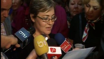 angajata_min_fin_care_citeste_poezia_rtv_97357500.jpg