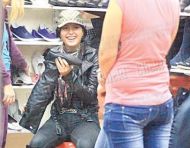 Click! Crudu probează tenişi de 20 de lei în bazar