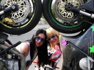 La pranz, la Pro Tv, Sambata, la Pro Motor, o femeie face cascadorii pe doua roti